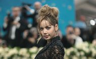 Lisa posing on the red carpet (Image via Dimitrios Kambouris/Getty Images)